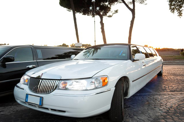 Noleggio limousine bianca con tetto nero a Roma (Vip Edition)