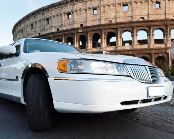 Noleggio limousine bianca a Roma (White Edition)